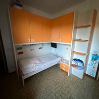 Letto da bambino con armadi