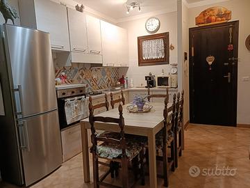 set di sedie, tavolo da cucina e tavolo da fumo 
