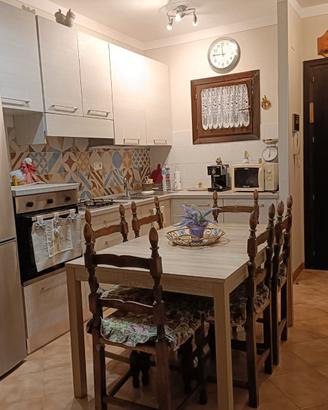 set di sedie, tavolo da cucina e tavolo da fumo 