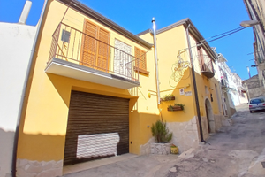 Casa indipendente due garage e tavernetta