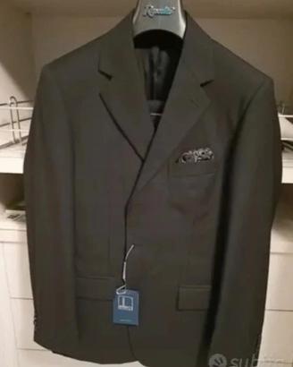 Vestito completo elegante da uomo 