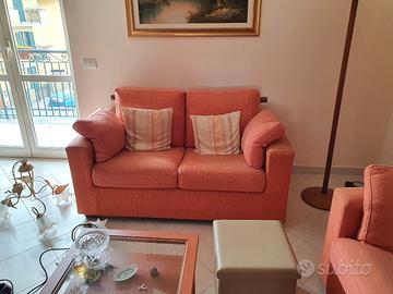  Parete attrezzata e divani