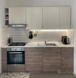 CUCINA CON ELETTRODOMESTICI