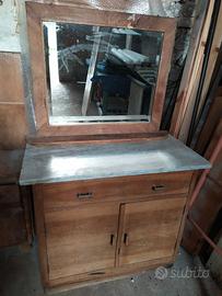 Mobiletto anni '50 con piano in marmo e specchio