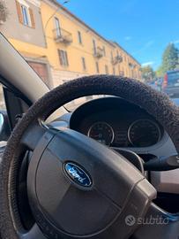 ford fiesta 2005.  178,000 km 2 proprietario 