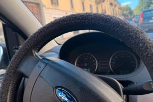 ford fiesta 2005.  178,000 km 2 proprietario 