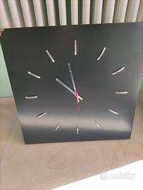 Orologio da parete nero funzionante.