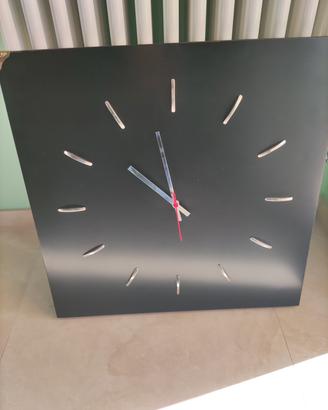 Orologio da parete nero funzionante.
