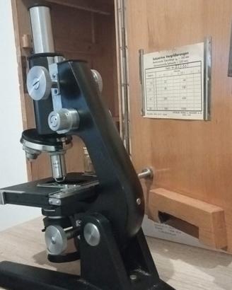Strumento scientifico microscopio anno 1950