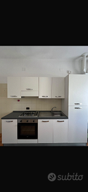 Cucina completa con frigo + tavolo e sedie + forno