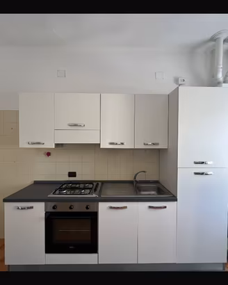 Cucina completa con frigo + tavolo e sedie + forno
