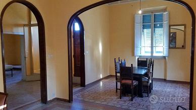 Villa di 300 m² con più di 5 locali a Lucca