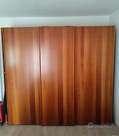 armadio con ante scorrevoli 