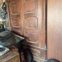 Armadio antico in legno massello