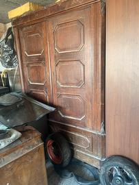 Armadio antico in legno massello