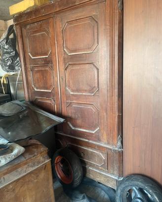 Armadio antico in legno massello