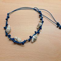 Braccialetto blu nuovo con conchiglie e perline
