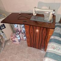 Macchina da cucire con mobile Necchi