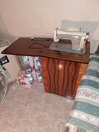 Macchina da cucire con mobile Necchi