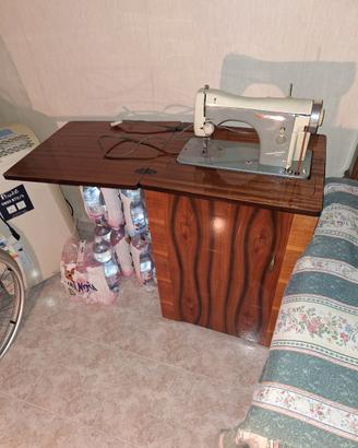 Macchina da cucire NECCHI con mobile