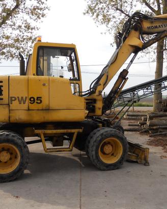 Escavatore gommato PW95