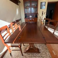Tavolo in legno massello con 6 sedie e credenza