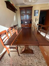 Tavolo in legno massello con 6 sedie e credenza