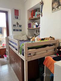 Letto rialzato, dispone di scivolo