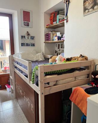 Letto rialzato, dispone di scivolo