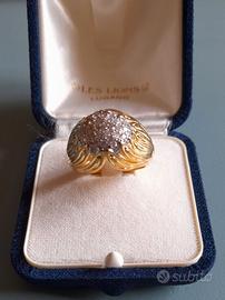 Anello a cupola con pavé di zirconi molto elegante