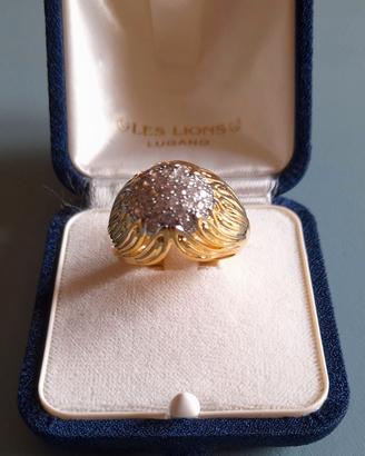 Anello a cupola con pavé di zirconi molto elegante