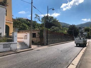 Immobile su due locali ad uso commerciale