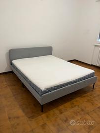 Struttura letto e materasso IKEA