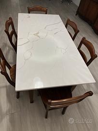Tavolo da pranzo con top in quarzo calacatta