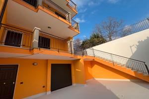 Semindipendente di 180 mq e 200 di terrazzi