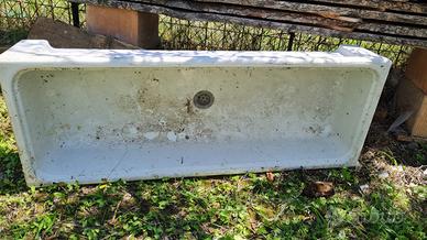 Lavello a canale in porcellana