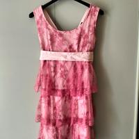 vestito rosa con balze