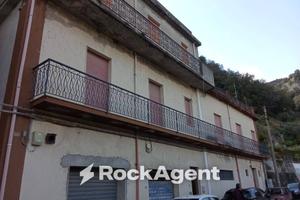 Casa indipendente di 450 m² con più di 5 locali e 