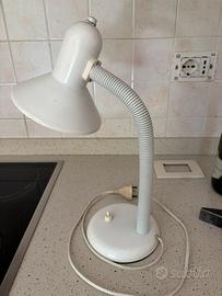 Lampada da tavolo/scrivania bianca orientabile