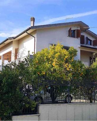 CASA SINGOLA di Mq. 560, GIARDINO E DOPPIO APPARTA