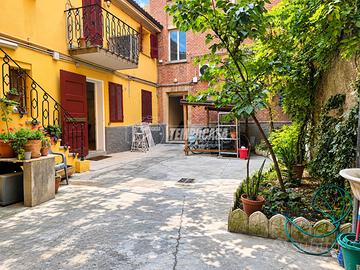 APPARTAMENTO CON BALCONE E CANTINA