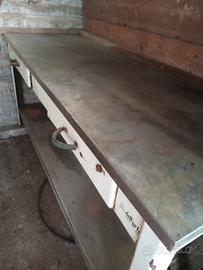 tavolo da lavoro in acciaio