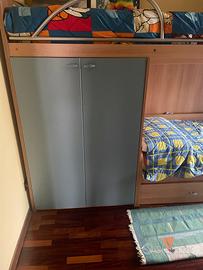 Camera a ponte con 3 letti+comodini+libreria