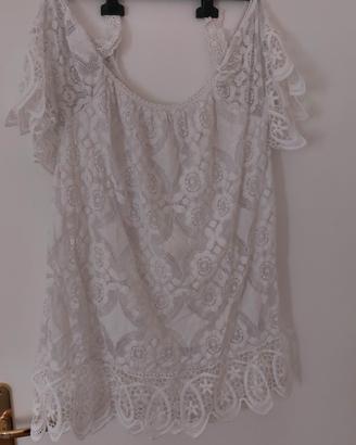 maglia bianca con spalle scoperte