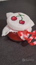 vasetto in vetro con frutta ricamato a mano