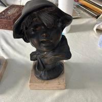 Scultura in bronzo raffigurante un contadino su ba