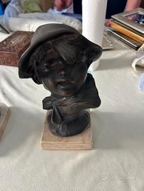 Scultura in bronzo raffigurante un contadino su ba