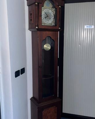 Orologio a pendolo a colonna