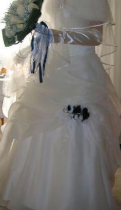 Abito da sposa bianco con fiori blu 