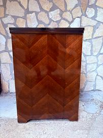 Mobile vintage con macchina da cucire Singer